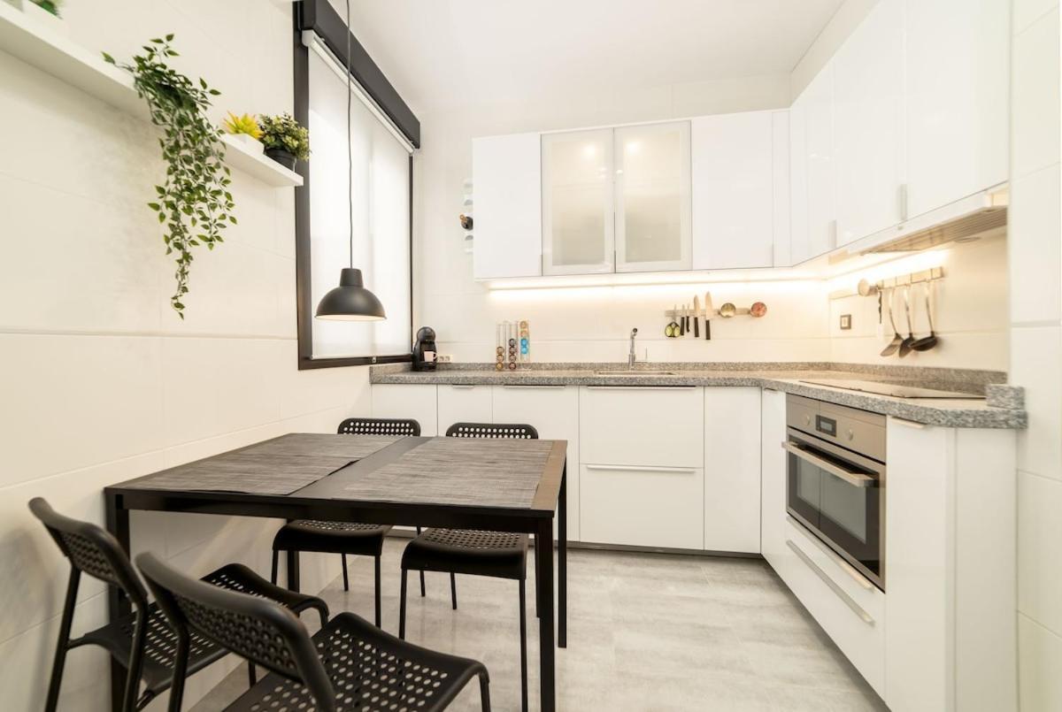 -Malagasunapts- Stylish City Centre Pool&Parking Экстерьер фото